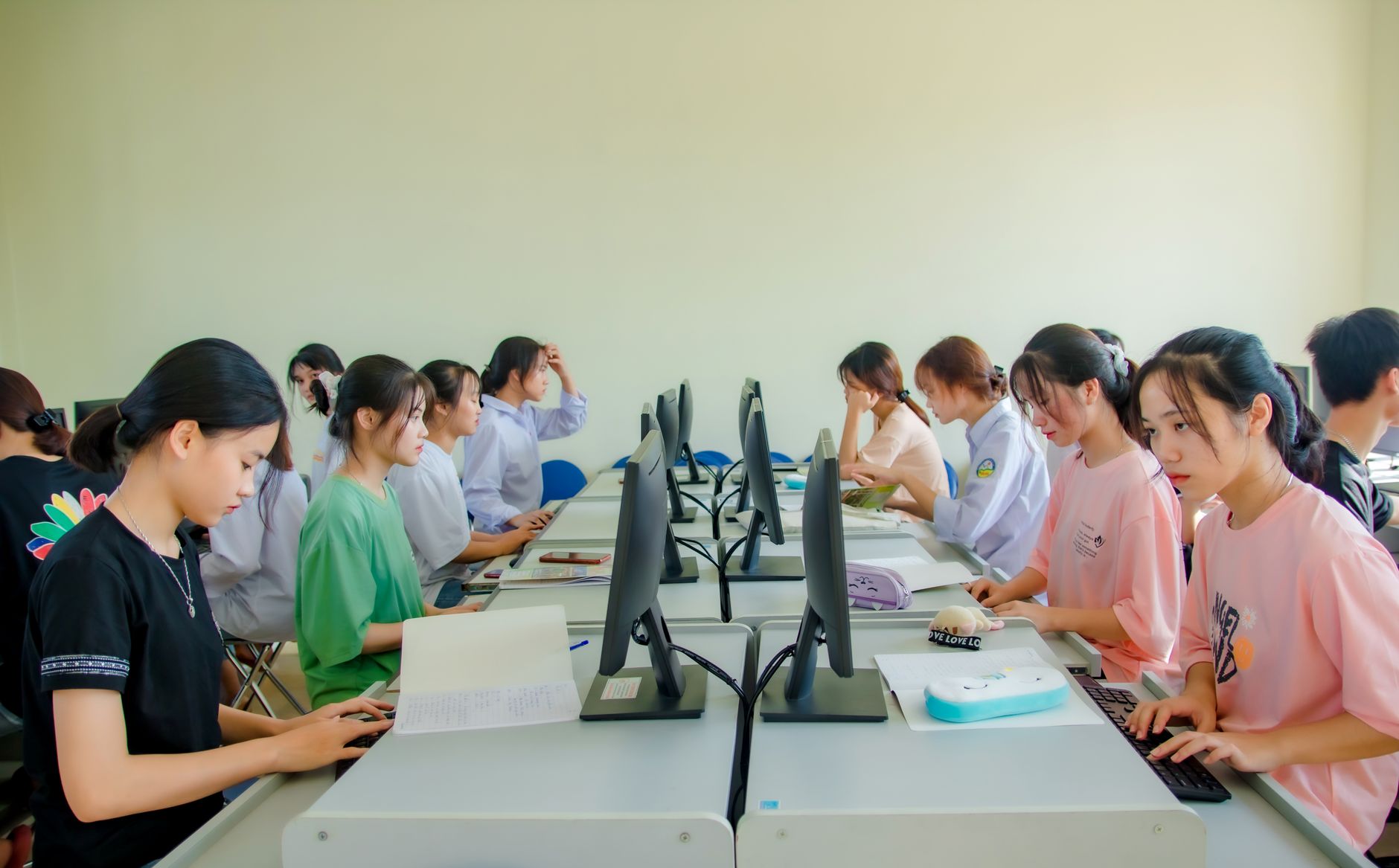 1. Vì sao Fanpage của bạn "chết" dù có nhiều người theo dõi? <a name="vi-sao"></a> - Chăm Sóc Fanpage Hiệu Quả: Cách Giữ