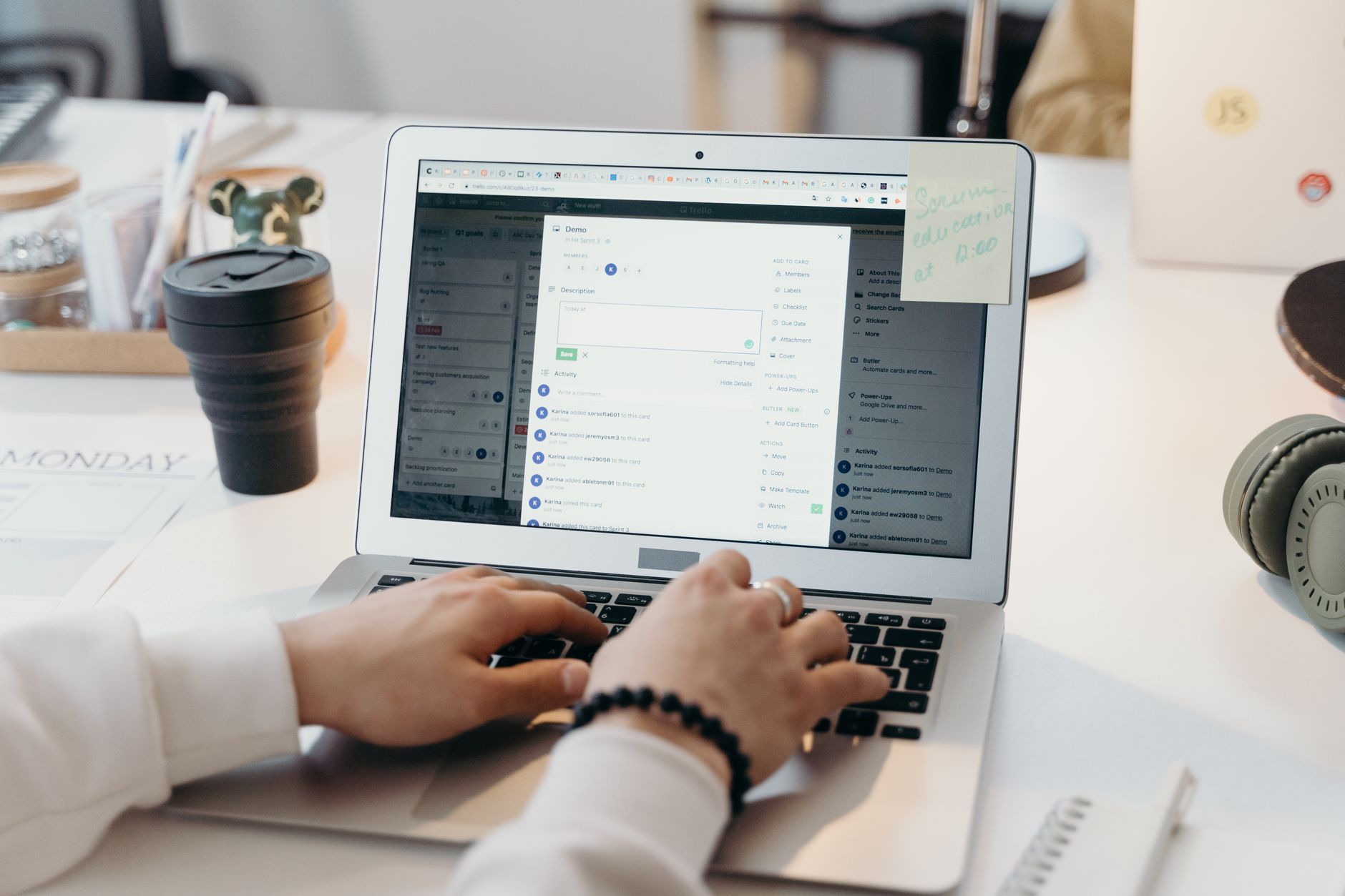 Tại sao email marketing B2B khác biệt hoàn toàn với B2C? - Email Marketing Cho B2B: Cách Làm Đúng Từ Đầu (Cập Nhật 2026)
