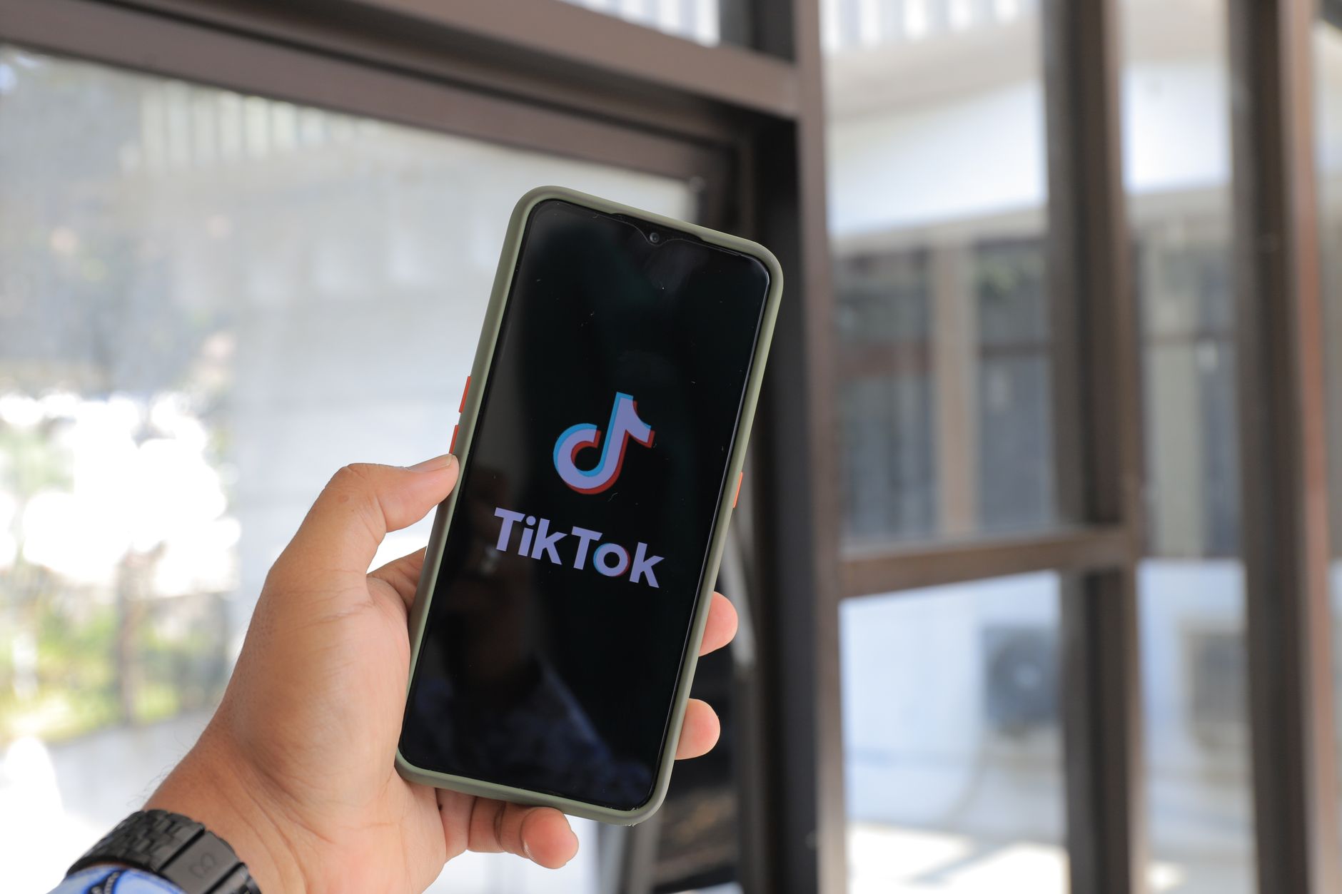1. TikTok Ads Là Gì? Tại Sao Nên Bắt Đầu Ngay Trong 2026? <a name="tiktok-ads-la-gi"></a> - TikTok Ads Cho Người Mới: Ca