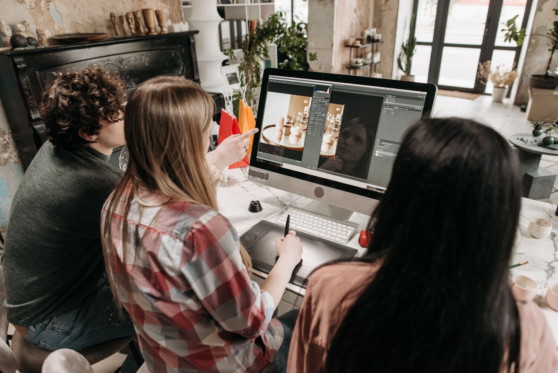 1. Tại Sao SEOer Cần Photoshop? Không Chỉ Là "Cắt Ảnh" - Từ Khoá Học Photoshop Cơ Bản Dành Cho SEOer Đến Khoá Học PTS Cơ