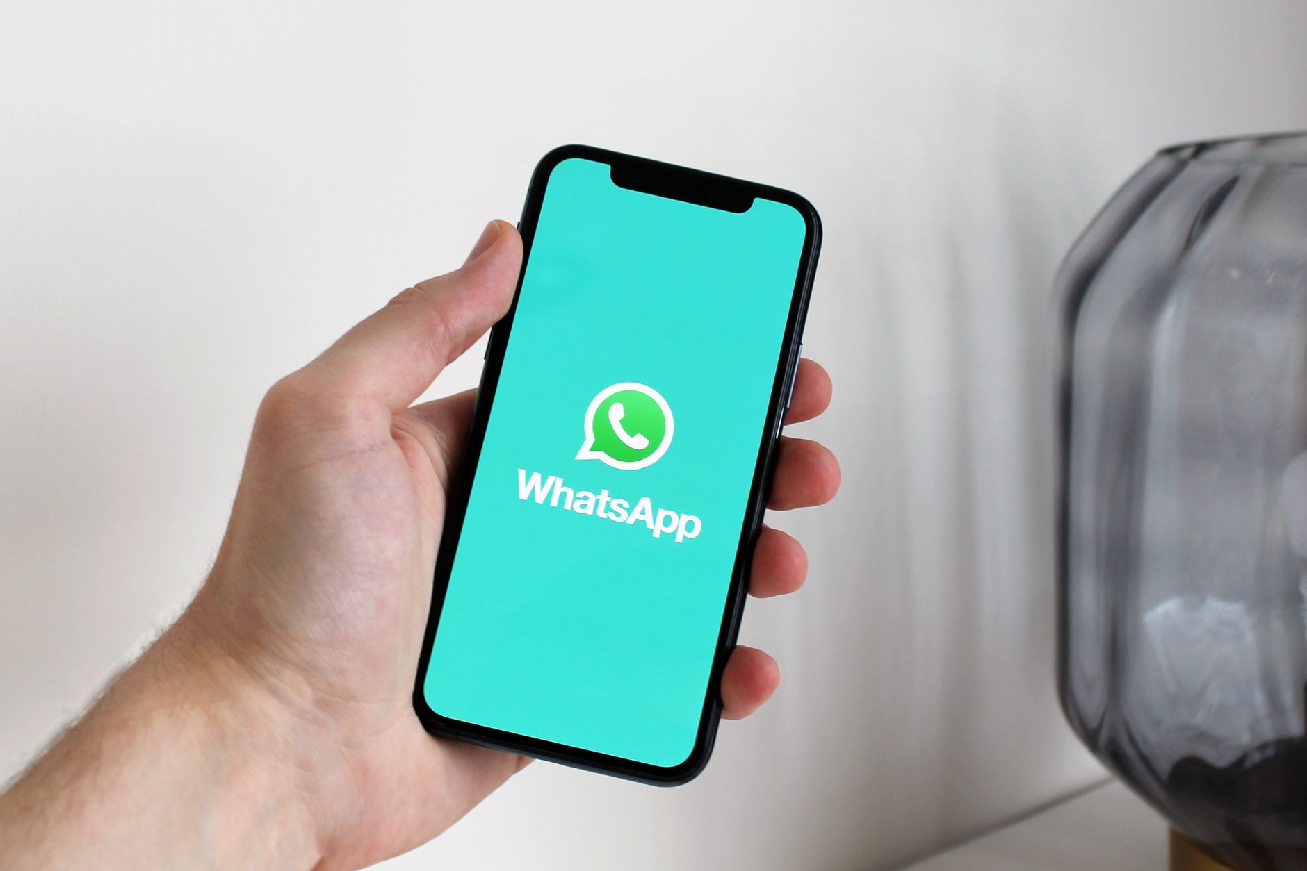 Sai lầm #1: Spam tin nhắn hàng loạt không cá nhân hóa - WhatsApp Marketing Cho Doanh Nghiệp: Những Sai Lầm Phổ Biến Khiế